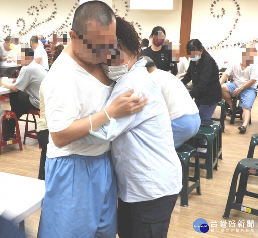 親情聯繫情難掩 新竹監獄收容人中秋懇親溫馨甜蜜
