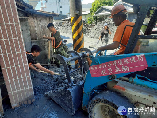 新北環保局出動20輛機具 支援花蓮光復加速環境復原工作