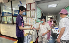 因應秋冬病毒高峰 彰化榮家流感、新冠疫苗接力接種