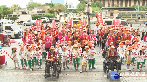 華山發起「舞動拐杖節」 推廣發票捐贈碼111