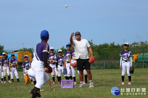 退役職棒球星與現役二軍首席教練 休賽季下鄉指導社區棒球隊