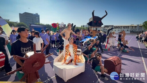 大里區光正國中30週年校慶 以八部世界經典作品化裝進場