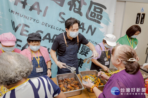 長輩照顧在地化 邱臣遠深入社區與長輩話家常