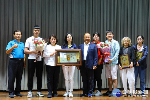 企業盡責和諧職場 嘉義市表揚工業會選拔績優廠商及模範勞工