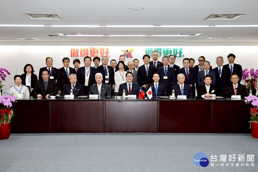 日本山形市訪團拜會 黃偉哲頒發榮譽市民證給前議長長谷川幸司