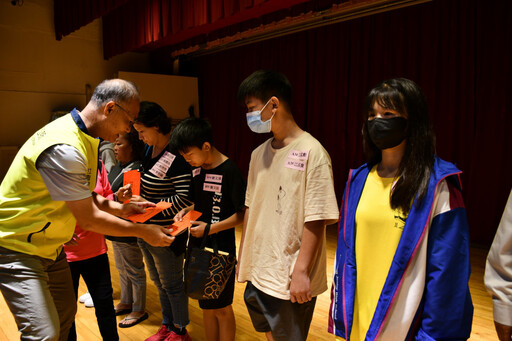 彰化市頒發379萬元教育補助 352名低收入戶子女受惠