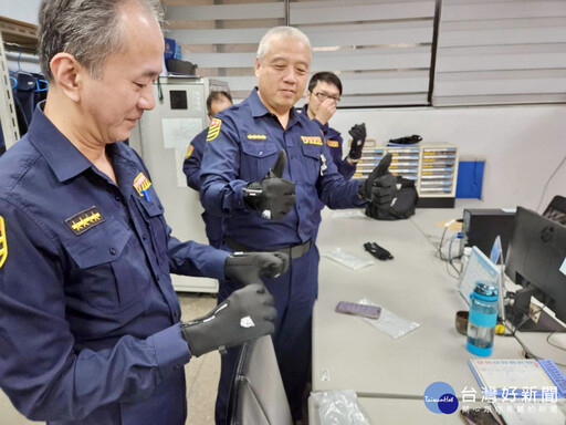 海山警分局長林國民 致贈員警保暖「防寒手套」