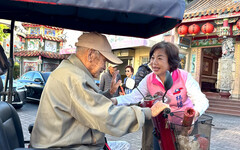 立委楊瓊瓔后里發水果月曆 民眾清晨5點多排隊