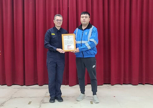 台鐵平交道驚險一瞬！ 青年衝鋒救人獲表揚 楊梅警分局致贈感謝狀肯定義行