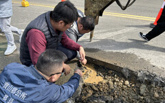 水公司管線漏水 竹縣寶山鄉三峰路一段道路坍陷影響行車