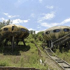 海景、造型、故事俱全？45年飛碟屋開價千萬求售