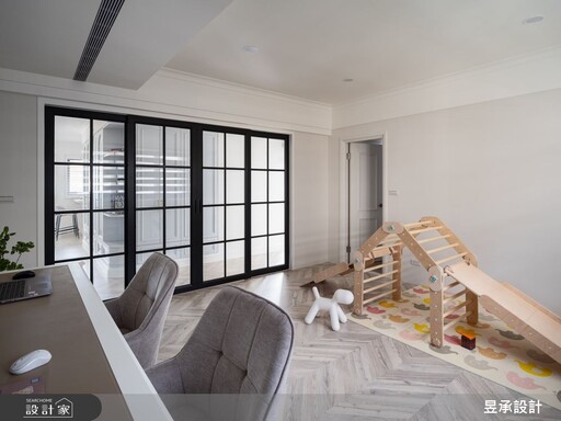 清新的白色格窗，點亮挑高樓中樓！於親子宅內淬鍊優雅的美式居所