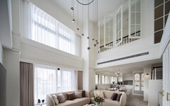 清新的白色格窗，點亮挑高樓中樓！於親子宅內淬鍊優雅的美式居所