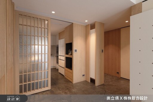 木格柵式玻璃門的穿透感，為 71 坪輕日式美宅打造輕盈生活～
