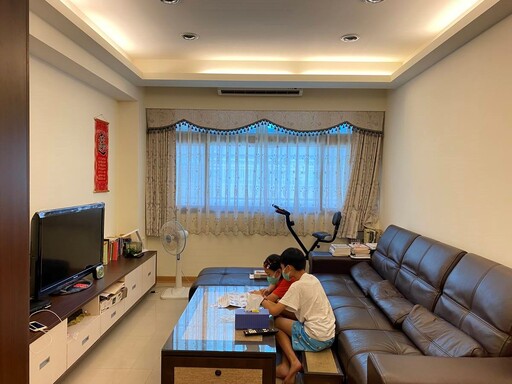 享受與孩子在中島、餐桌互動的每一刻!老屋翻新改造,擁有清新明亮的客廳與設計旅店般的實用臥房、更衣間