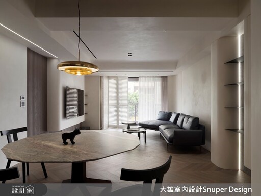 在流動的旋律中尋找情感歸宿,特殊漆與弧形給予家溫暖安定的感受