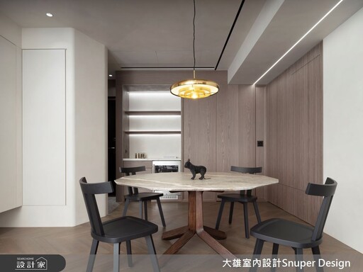 在流動的旋律中尋找情感歸宿,特殊漆與弧形給予家溫暖安定的感受