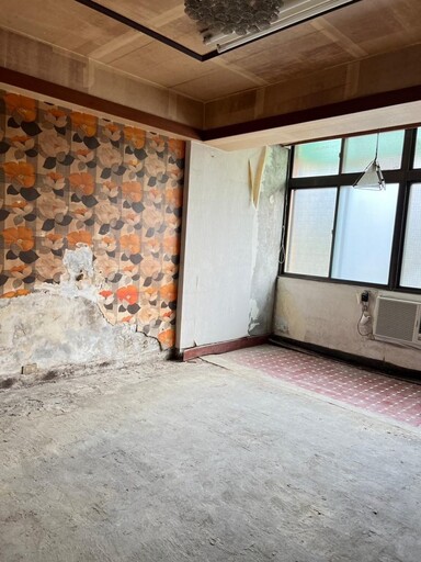 從斑駁到新生!改寫 50 年老屋陳舊屋顏,玻璃隔間引景入室打造現代城市綠洲
