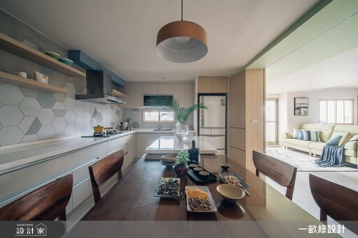 彈性隔間解開中古屋的格局封印!新竹32坪混搭宅,串聯客廳、餐廚跟書房,顯化高互動日常