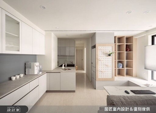 系統板材玩出裝修新高度!窗邊臥榻結合特色收納、備餐櫃與廚具完美整合,連小房間也能發揮絕佳坪效