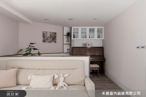 48 年高齡老屋改造計畫!電視半牆化解畸零格局、廚房翻新升級餐廚機能,陳舊老宅化身溫馨鄉村宅
