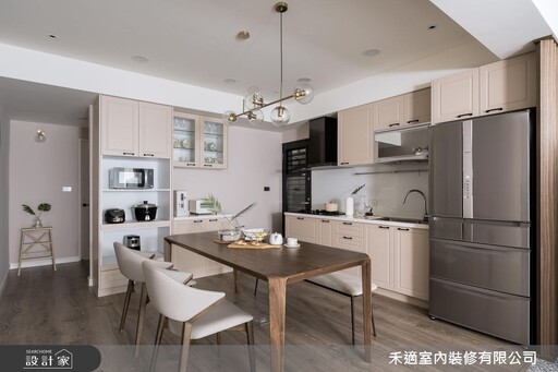 48 年高齡老屋改造計畫!電視半牆化解畸零格局、廚房翻新升級餐廚機能,陳舊老宅化身溫馨鄉村宅
