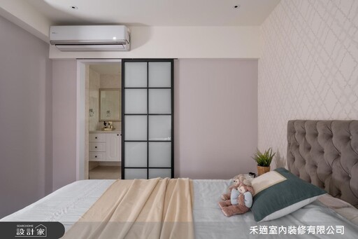 48 年高齡老屋改造計畫!電視半牆化解畸零格局、廚房翻新升級餐廚機能,陳舊老宅化身溫馨鄉村宅