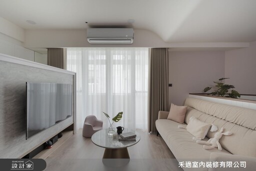 48 年高齡老屋改造計畫!電視半牆化解畸零格局、廚房翻新升級餐廚機能,陳舊老宅化身溫馨鄉村宅