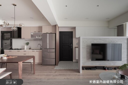 48 年高齡老屋改造計畫!電視半牆化解畸零格局、廚房翻新升級餐廚機能,陳舊老宅化身溫馨鄉村宅