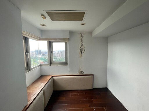 老屋改造換上清新剪裁!天地壁重整打好住宅基底,重塑格局與隱藏設計開啟長型屋 100% 潛力