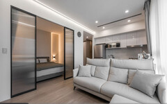 將 15 坪小宅因數分解！拆除多餘隔間優化客廳採光＆玄關收納暴增，長虹玻璃拉門創造明廳暗房