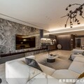 灰階鋪陳出家的精緻輪廓！金屬、玻璃材質豐富層次，儲藏室與系統收納讓機能與美感並存