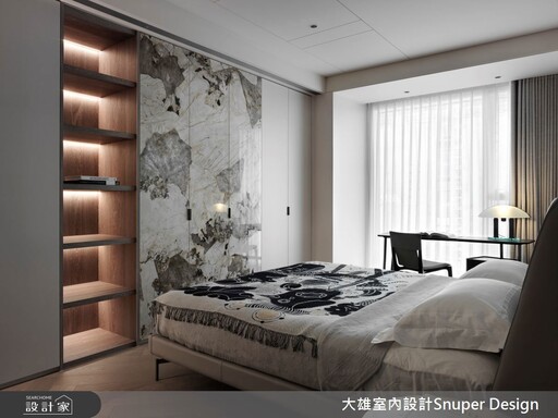 將家安置於藝廊中，光影與情感的留白之境