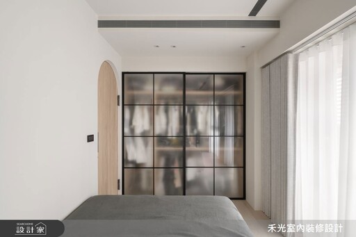 微型退休宅的舒適提案：12 坪預售屋預先客變，活動電視牆打造適量收納，弧形設計讓視覺體感安全升級