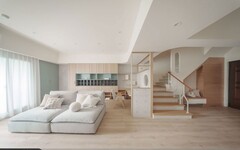 「一戶兩層」景觀日式慢生活！樓梯旋轉 90 度成就方正格局，清水模與綠意共築退休夫妻恬靜日常