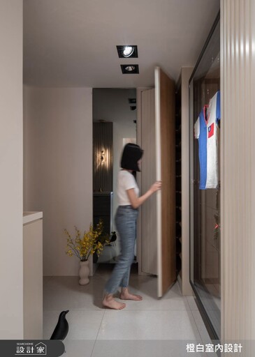 與退役足球選手父親共享生活的奶油風退休宅，展示收納讓記憶細膩呈現