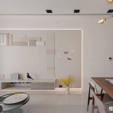 與退役足球選手父親共享生活的奶油風退休宅，展示收納讓記憶細膩呈現