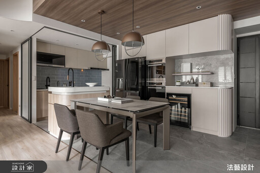 35坪現代低奢飯店風中古屋,弧形天花化樑柱問題實現質感四口之家