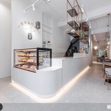 中古別墅改造森系甜點店，圓潤弧形與燈帶描繪溫柔氛圍