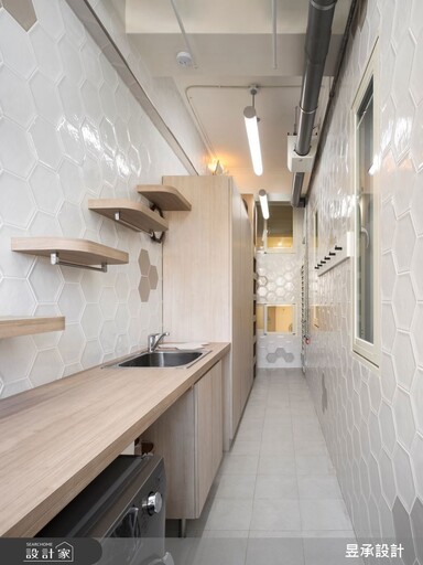 北市三代同堂老屋翻新，以「花」為題兼容三房格局、神明廳與貓屋