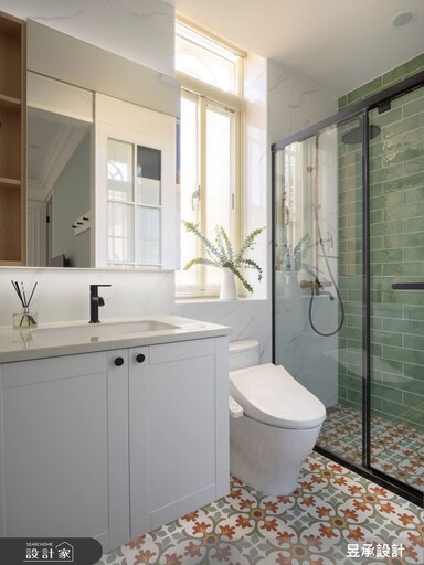 北市三代同堂老屋翻新，以「花」為題兼容三房格局、神明廳與貓屋