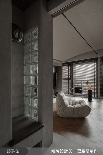 35坪侘寂宅描繪一家三口與兩隻貓的靜謐日常！二進式玄關、精品展示櫃、風格更衣室，好美！