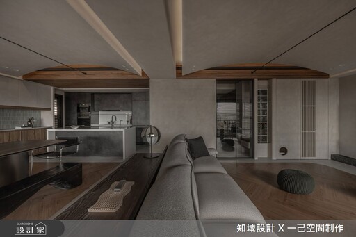 35坪侘寂宅描繪一家三口與兩隻貓的靜謐日常！二進式玄關、精品展示櫃、風格更衣室，好美！