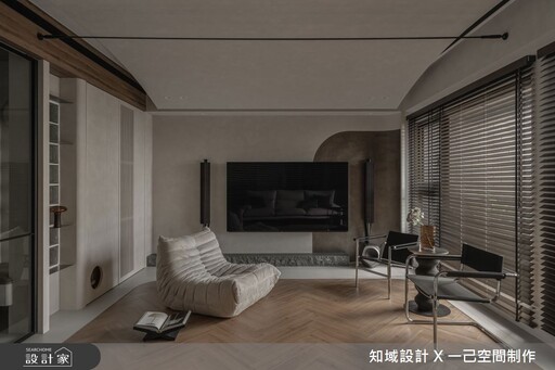 35坪侘寂宅描繪一家三口與兩隻貓的靜謐日常！二進式玄關、精品展示櫃、風格更衣室，好美！