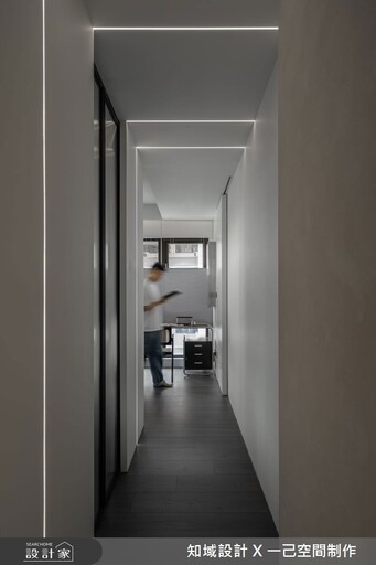 35坪侘寂宅描繪一家三口與兩隻貓的靜謐日常！二進式玄關、精品展示櫃、風格更衣室，好美！