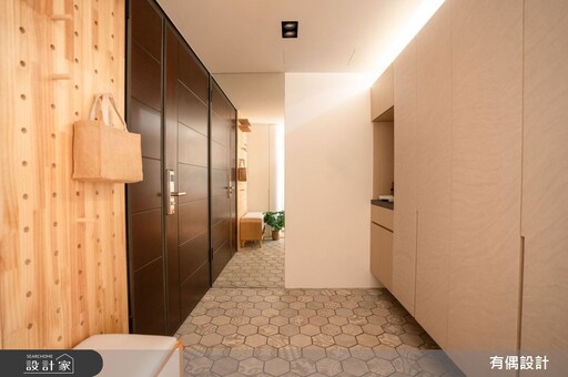 35 坪新成屋的溫柔宣言！安全圓角設計 X 玄關旋轉鞋架，四房變出三倍儲藏量打造療癒現代混搭宅