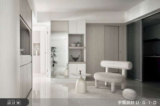 30 坪老屋翻新玩轉曲線!弧形修樑壓迫感消失、客廳電視牆化身空間隔間櫃,一家四口爽住「三房兩廳」