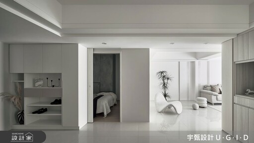 30 坪老屋翻新玩轉曲線!弧形修樑壓迫感消失、客廳電視牆化身空間隔間櫃,一家四口爽住「三房兩廳」