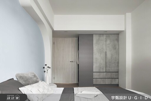 30 坪老屋翻新玩轉曲線!弧形修樑壓迫感消失、客廳電視牆化身空間隔間櫃,一家四口爽住「三房兩廳」