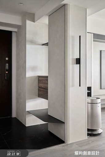 雙拼格局化解樑柱挑戰,灰白現代宅以流暢動線與吧台氛圍營造質感生活